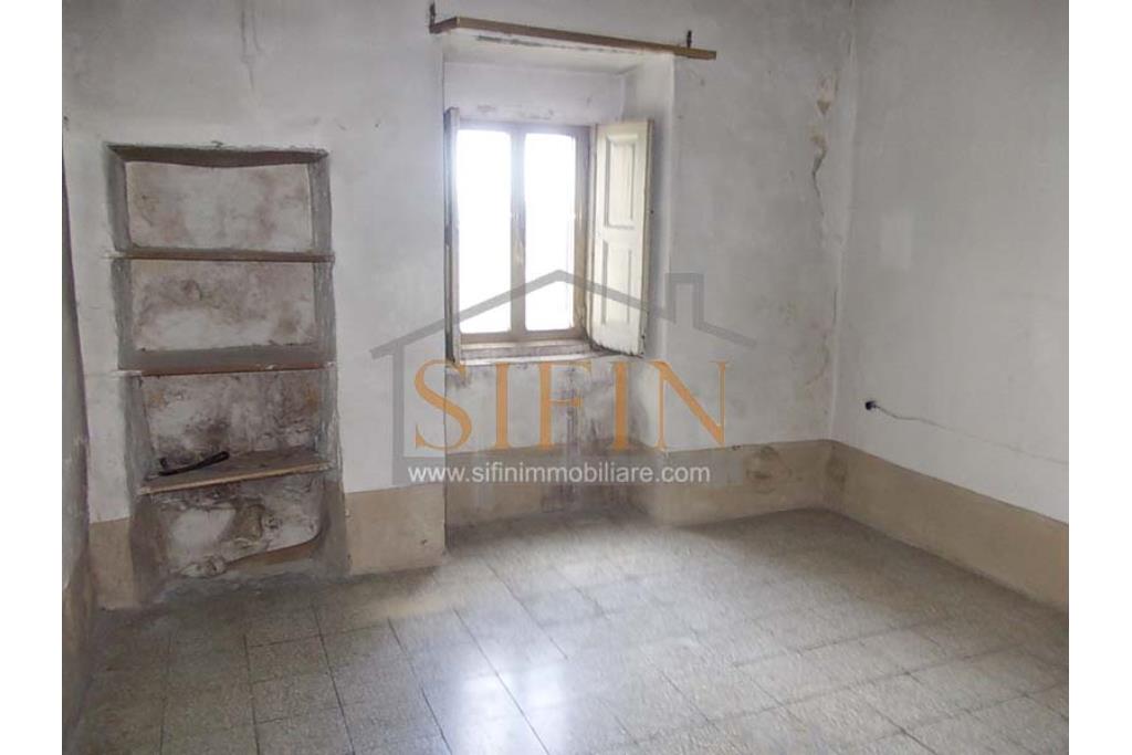 Casa indipendente - Montaguto, C.so Umberto I, proponiamo in vendita appartamento d'epoca di mq. 50,00 ca. con ingresso indipendente ed ubicato al piano primo.