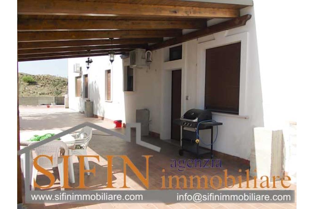 Appartamento con giardino - Melito Irpino, in zona periferica, proponiamo in vendita favoloso appartamento di mq. 115,00 ca. con buone rifiniture tra cui tapparelle ad azionamento elettrico, aria condizionata, porta blindata