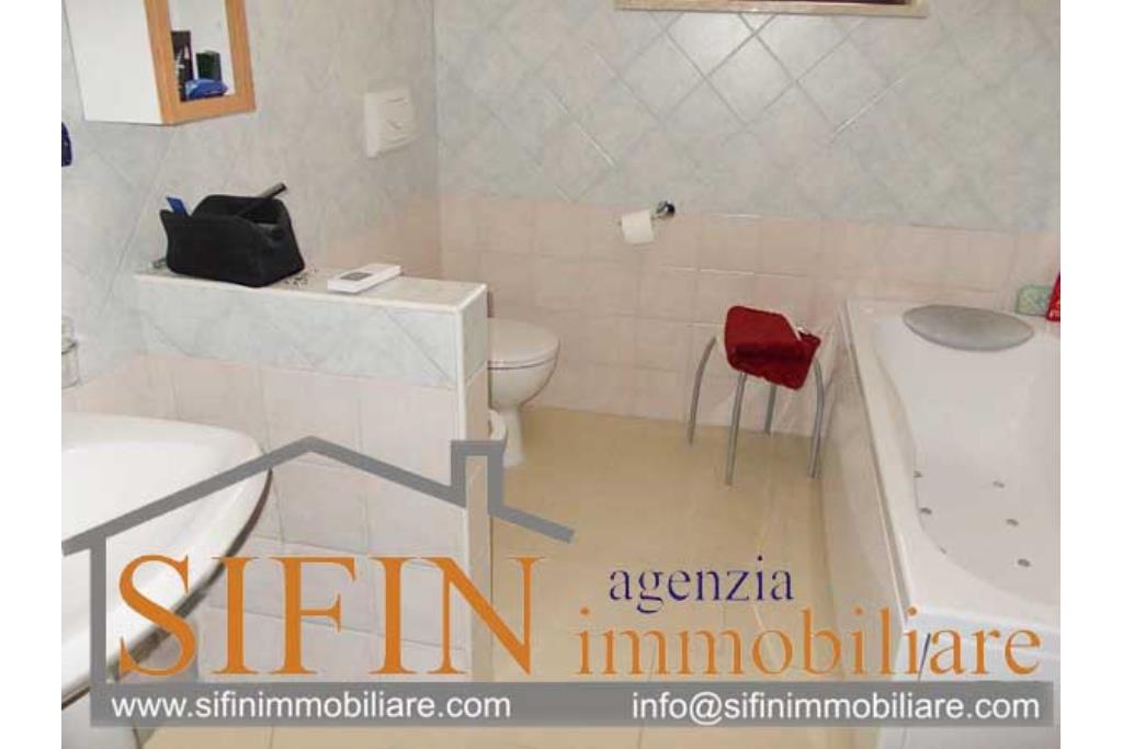 Appartamento con giardino - Melito Irpino, in zona periferica, proponiamo in vendita favoloso appartamento di mq. 115,00 ca. con buone rifiniture tra cui tapparelle ad azionamento elettrico, aria condizionata, porta blindata