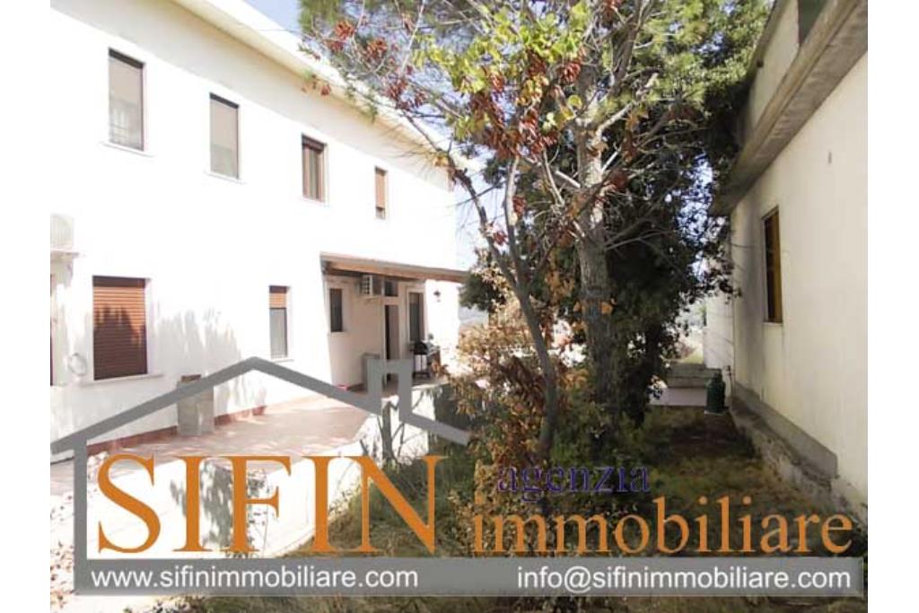 Appartamento con giardino - Melito Irpino, in zona periferica, proponiamo in vendita favoloso appartamento di mq. 115,00 ca. con buone rifiniture tra cui tapparelle ad azionamento elettrico, aria condizionata, porta blindata