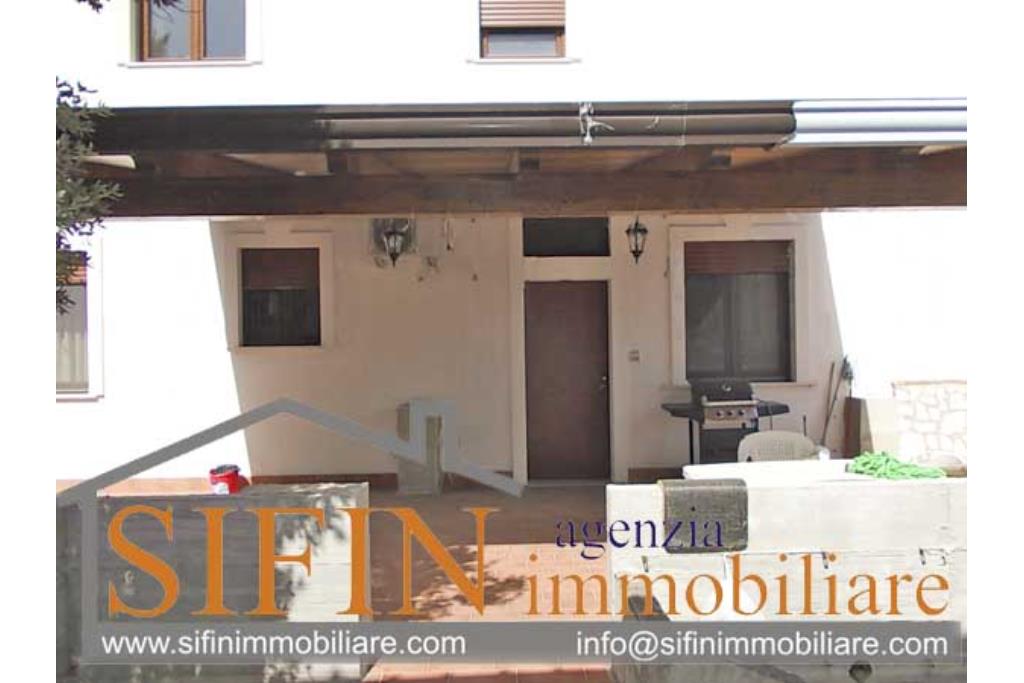 Appartamento con giardino - Melito Irpino, in zona periferica, proponiamo in vendita favoloso appartamento di mq. 115,00 ca. con buone rifiniture tra cui tapparelle ad azionamento elettrico, aria condizionata, porta blindata