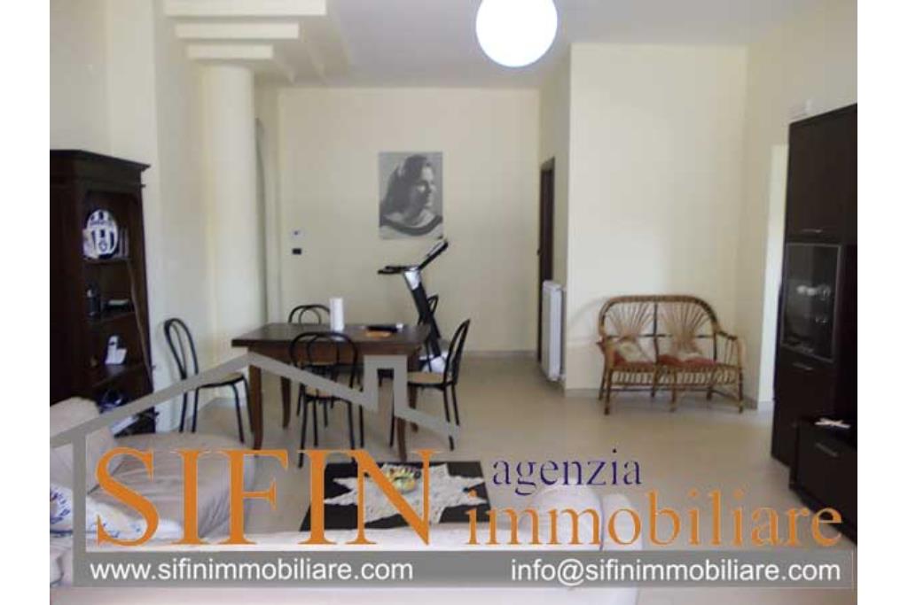 Appartamento con giardino - Melito Irpino, in zona periferica, proponiamo in vendita favoloso appartamento di mq. 115,00 ca. con buone rifiniture tra cui tapparelle ad azionamento elettrico, aria condizionata, porta blindata