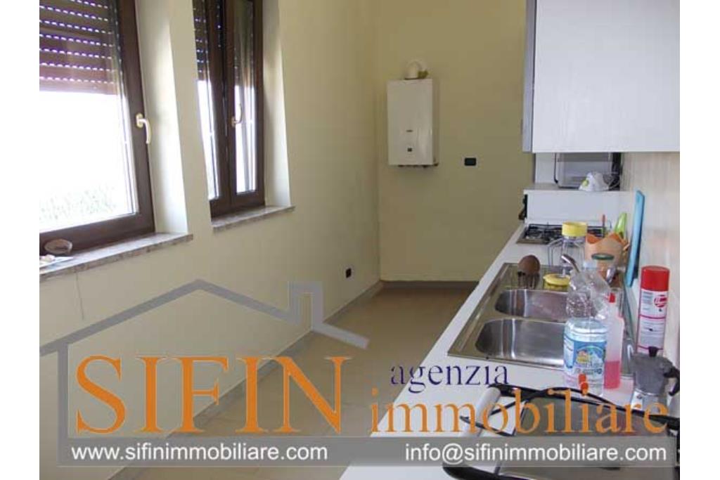 Appartamento con giardino - Melito Irpino, in zona periferica, proponiamo in vendita favoloso appartamento di mq. 115,00 ca. con buone rifiniture tra cui tapparelle ad azionamento elettrico, aria condizionata, porta blindata