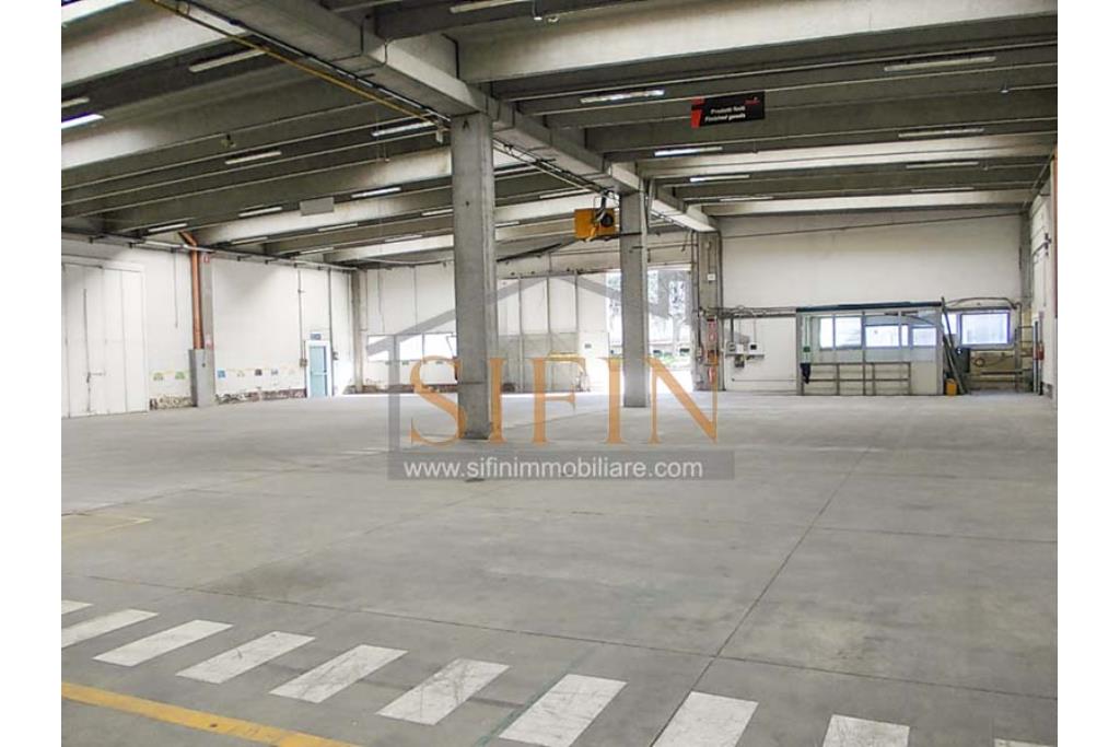Capannone con uffici e piazzale - Napoli, adiacente Aeroporto di Capodichino, via Filippo Maria Briganti, proponiamo in locazione capannone di mq. 3.000,00 