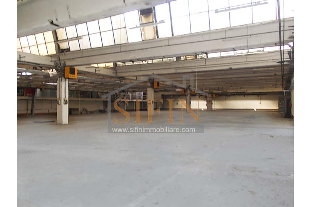 Capannone con uffici e piazzale - Napoli, adiacente Aeroporto di Capodichino, via Filippo Maria Briganti, proponiamo in locazione capannone di mq. 3.000,00 