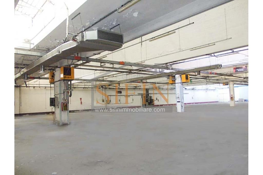 Capannone con uffici e piazzale - Napoli, adiacente Aeroporto di Capodichino, via Filippo Maria Briganti, proponiamo in locazione capannone di mq. 3.000,00 