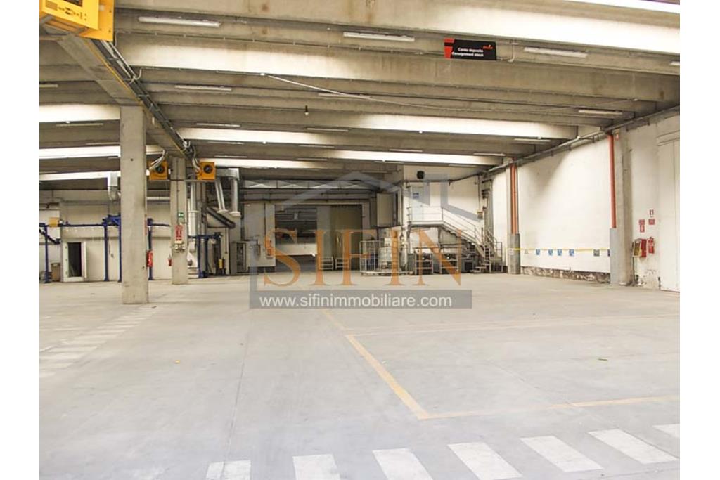Capannone con uffici e piazzale - Napoli, adiacente Aeroporto di Capodichino, via Filippo Maria Briganti, proponiamo in locazione capannone di mq. 3.000,00 