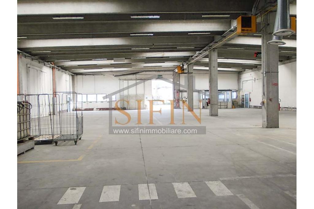 Capannone con uffici e piazzale - Napoli, adiacente Aeroporto di Capodichino, via Filippo Maria Briganti, proponiamo in locazione capannone di mq. 3.000,00 