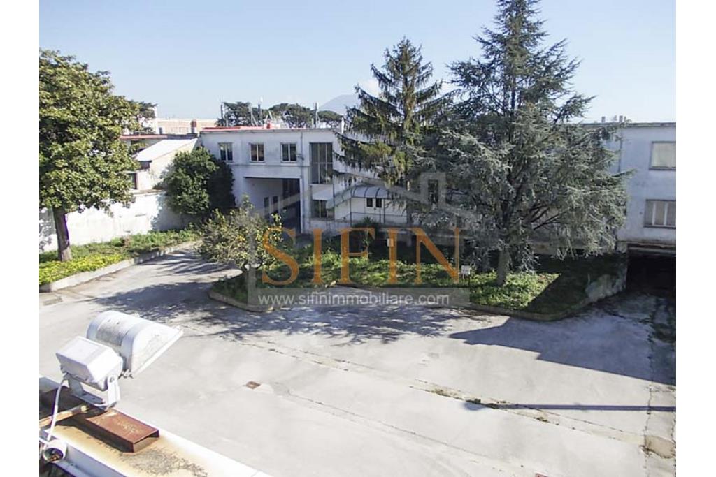 Capannone con uffici e piazzale - Napoli, adiacente Aeroporto di Capodichino, via Filippo Maria Briganti, proponiamo in locazione capannone di mq. 3.000,00 