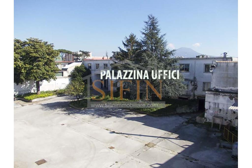 Capannone con uffici e piazzale - Napoli, adiacente Aeroporto di Capodichino, via Filippo Maria Briganti, proponiamo in locazione capannone di mq. 3.000,00 