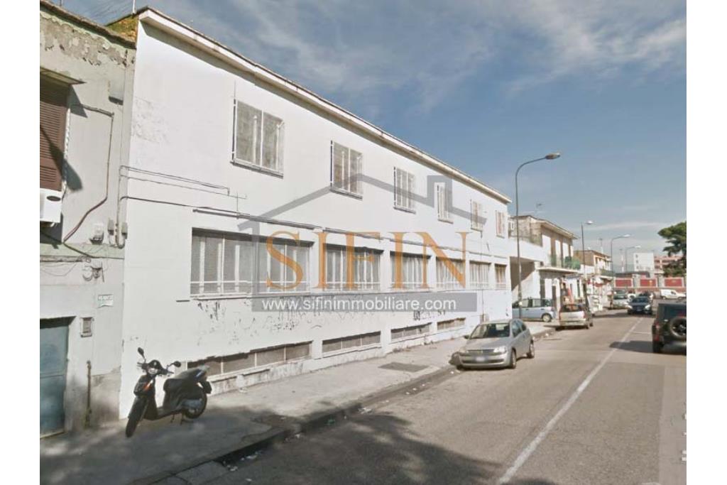 Capannone con uffici e piazzale - Napoli, adiacente Aeroporto di Capodichino, via Filippo Maria Briganti, proponiamo in locazione capannone di mq. 3.000,00 
