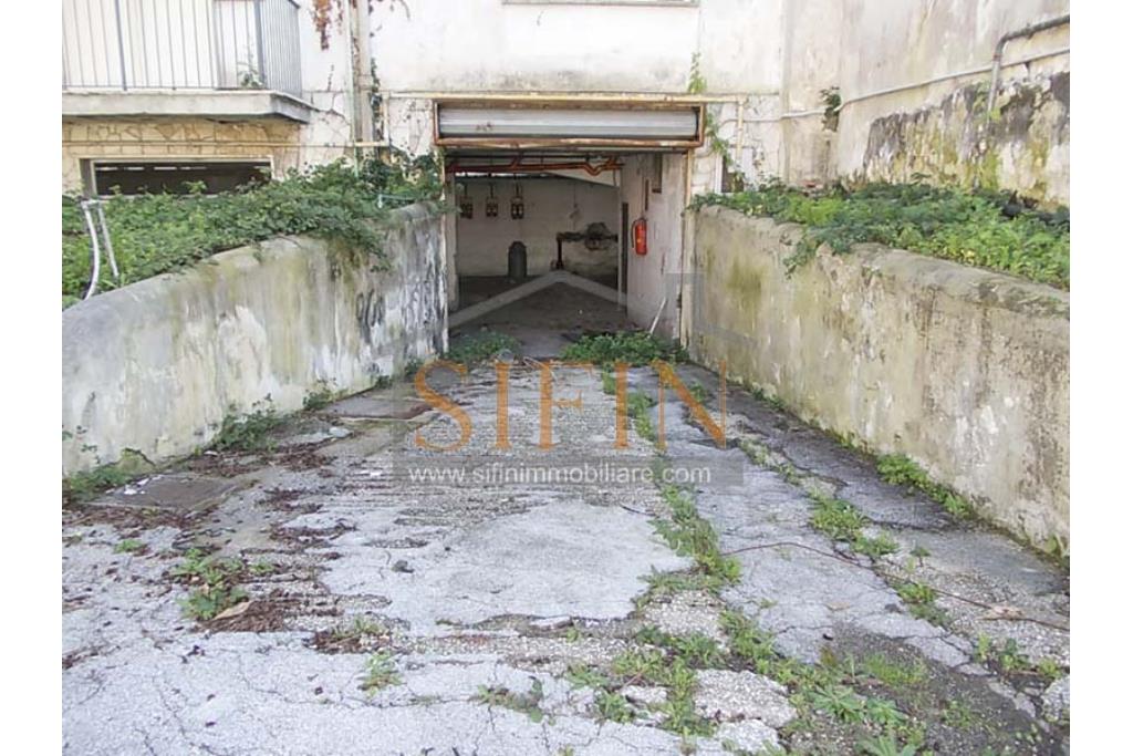 Capannone con uffici e piazzale - Napoli, adiacente Aeroporto di Capodichino, via Filippo Maria Briganti, proponiamo in locazione capannone di mq. 3.000,00 
