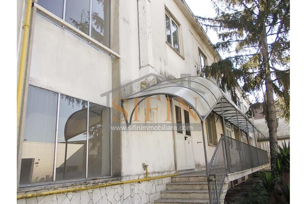 Capannone con uffici e piazzale - Napoli, adiacente Aeroporto di Capodichino, via Filippo Maria Briganti, proponiamo in locazione capannone di mq. 3.000,00 