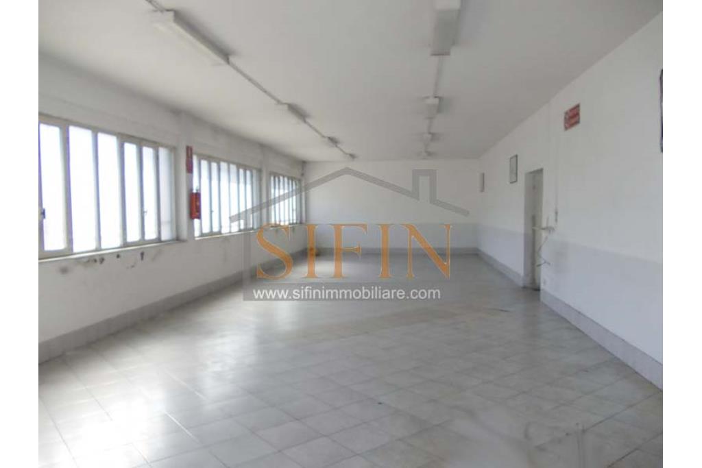 Capannone con uffici e piazzale - Napoli, adiacente Aeroporto di Capodichino, via Filippo Maria Briganti, proponiamo in locazione capannone di mq. 3.000,00 
