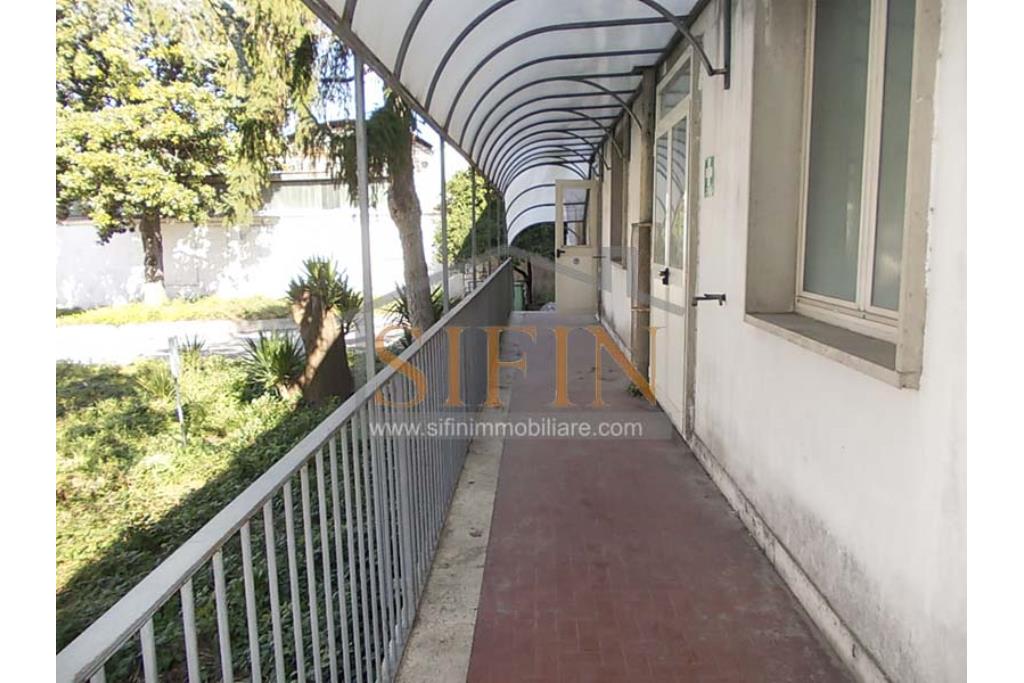 Capannone con uffici e piazzale - Napoli, adiacente Aeroporto di Capodichino, via Filippo Maria Briganti, proponiamo in locazione capannone di mq. 3.000,00 