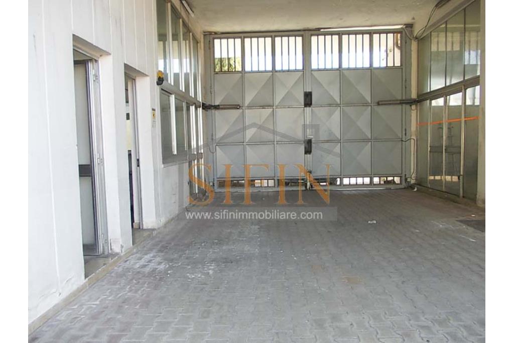 Capannone con uffici e piazzale - Napoli, adiacente Aeroporto di Capodichino, via Filippo Maria Briganti, proponiamo in locazione capannone di mq. 3.000,00 