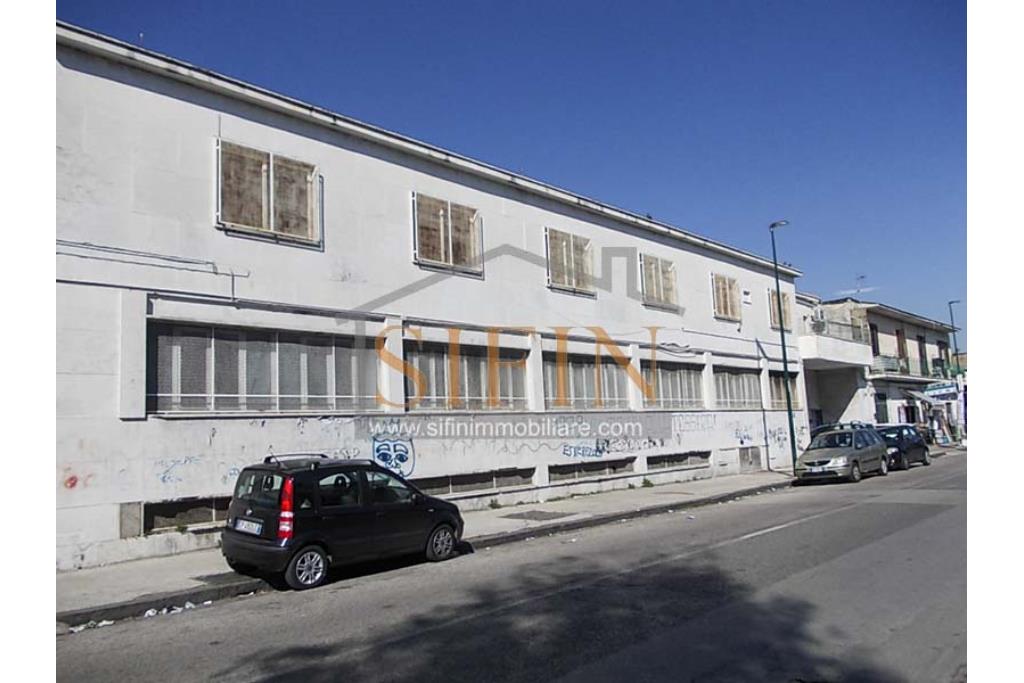 Capannone con uffici e piazzale - Napoli, adiacente Aeroporto di Capodichino, via Filippo Maria Briganti, proponiamo in locazione capannone di mq. 3.000,00 