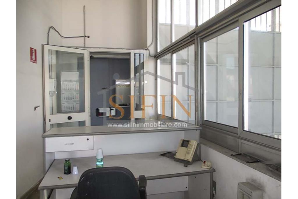 Capannone con uffici e piazzale - Napoli, adiacente Aeroporto di Capodichino, via Filippo Maria Briganti, proponiamo in locazione capannone di mq. 3.000,00 