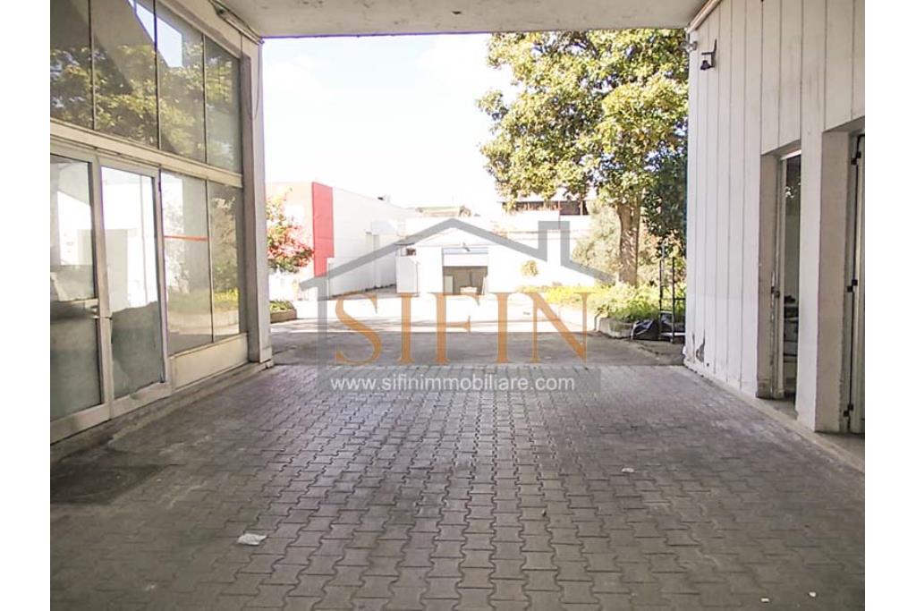 Capannone con uffici e piazzale - Napoli, adiacente Aeroporto di Capodichino, via Filippo Maria Briganti, proponiamo in locazione capannone di mq. 3.000,00 