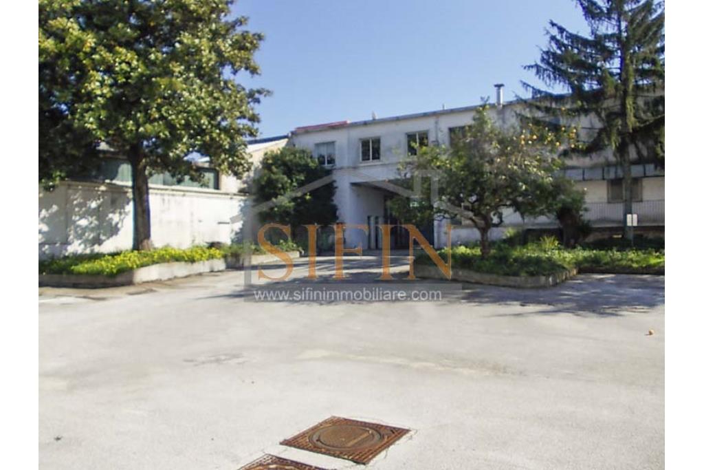 Capannone con uffici e piazzale - Napoli, adiacente Aeroporto di Capodichino, via Filippo Maria Briganti, proponiamo in locazione capannone di mq. 3.000,00 