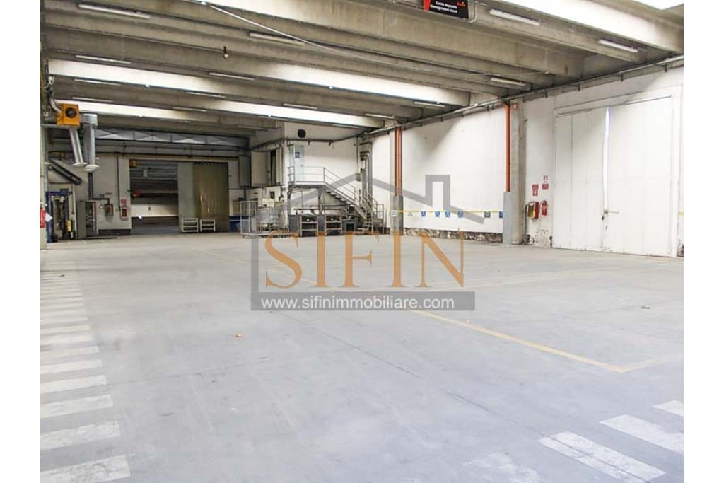 Capannone con uffici e piazzale - Napoli, adiacente Aeroporto di Capodichino, via Filippo Maria Briganti, proponiamo in locazione capannone di mq. 3.000,00 