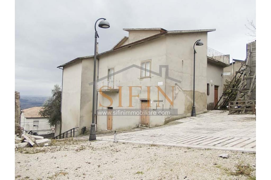 Casa padronale - Casalbore, via F. Gallo, in pieno centro storico e a poca distanza dalla Torre Normanna, proponiamo in vendita casa padronale di mq. 280,00 ca. complessivi 
