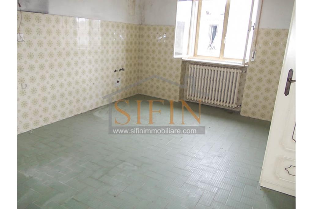 Casa padronale - Casalbore, via F. Gallo, in pieno centro storico e a poca distanza dalla Torre Normanna, proponiamo in vendita casa padronale di mq. 280,00 ca. complessivi 