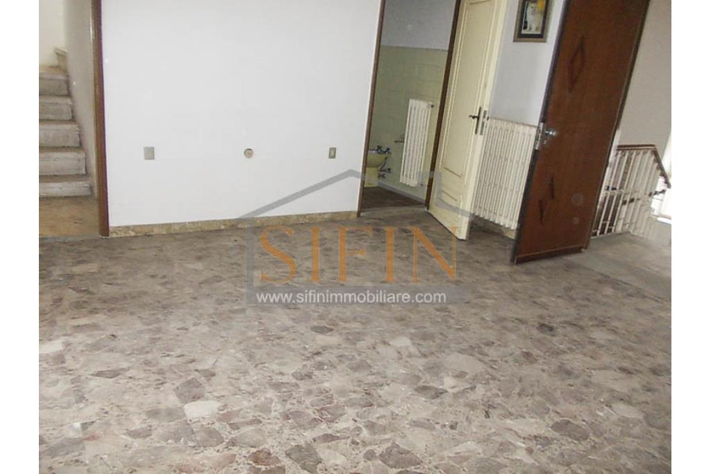 Casa padronale - Casalbore, via F. Gallo, in pieno centro storico e a poca distanza dalla Torre Normanna, proponiamo in vendita casa padronale di mq. 280,00 ca. complessivi 