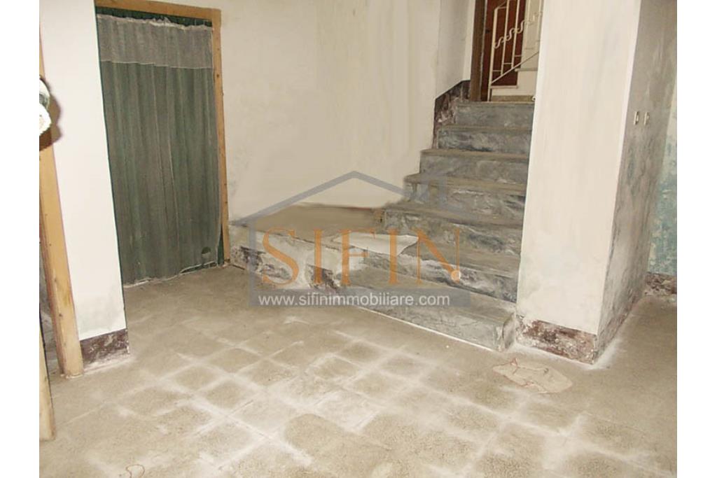 Casa padronale - Casalbore, via F. Gallo, in pieno centro storico e a poca distanza dalla Torre Normanna, proponiamo in vendita casa padronale di mq. 280,00 ca. complessivi 