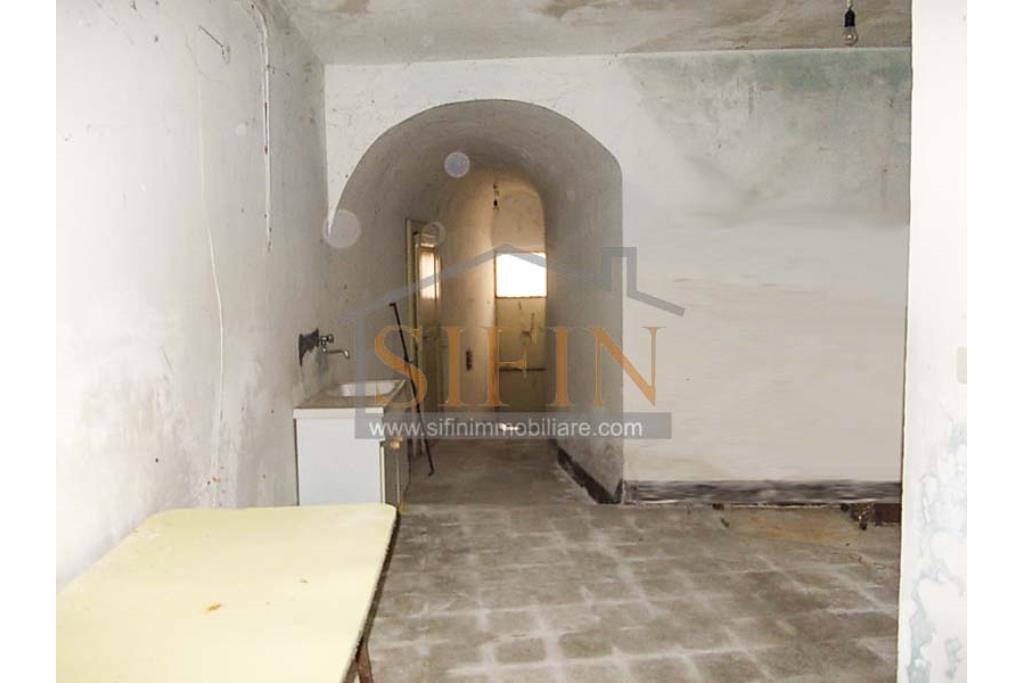 Casa padronale - Casalbore, via F. Gallo, in pieno centro storico e a poca distanza dalla Torre Normanna, proponiamo in vendita casa padronale di mq. 280,00 ca. complessivi 