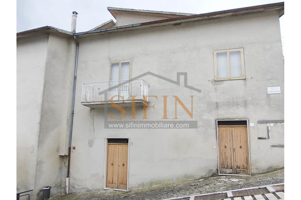 Casa padronale - Casalbore, via F. Gallo, in pieno centro storico e a poca distanza dalla Torre Normanna, proponiamo in vendita casa padronale di mq. 280,00 ca. complessivi 