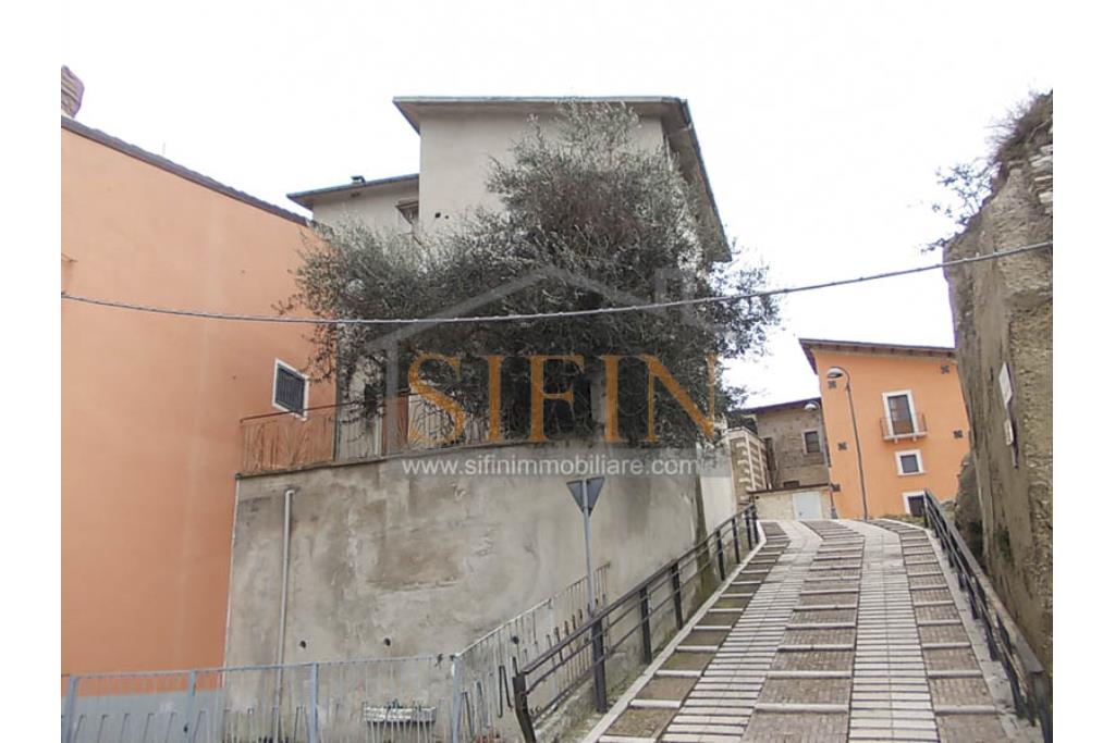 Casa padronale - Casalbore, via F. Gallo, in pieno centro storico e a poca distanza dalla Torre Normanna, proponiamo in vendita casa padronale di mq. 280,00 ca. complessivi 