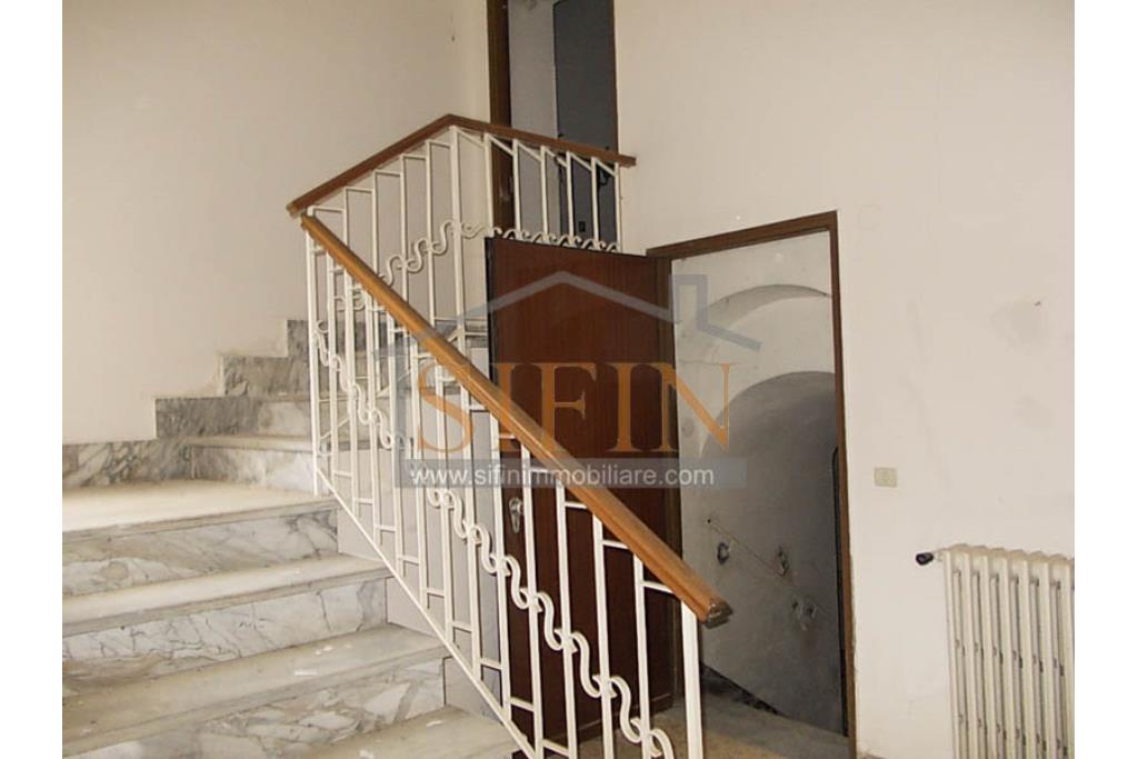 Casa padronale - Casalbore, via F. Gallo, in pieno centro storico e a poca distanza dalla Torre Normanna, proponiamo in vendita casa padronale di mq. 280,00 ca. complessivi 