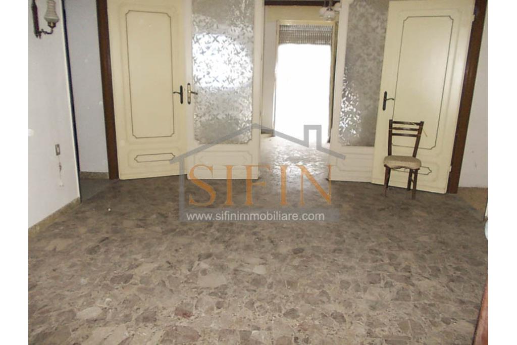 Casa padronale - Casalbore, via F. Gallo, in pieno centro storico e a poca distanza dalla Torre Normanna, proponiamo in vendita casa padronale di mq. 280,00 ca. complessivi 