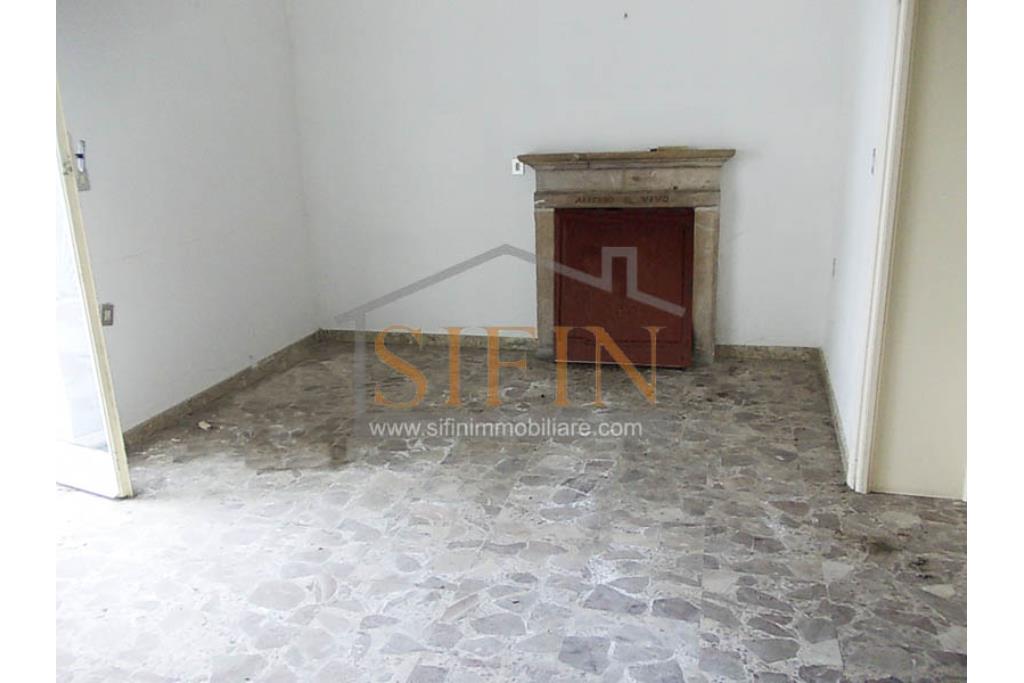 Casa padronale - Casalbore, via F. Gallo, in pieno centro storico e a poca distanza dalla Torre Normanna, proponiamo in vendita casa padronale di mq. 280,00 ca. complessivi 