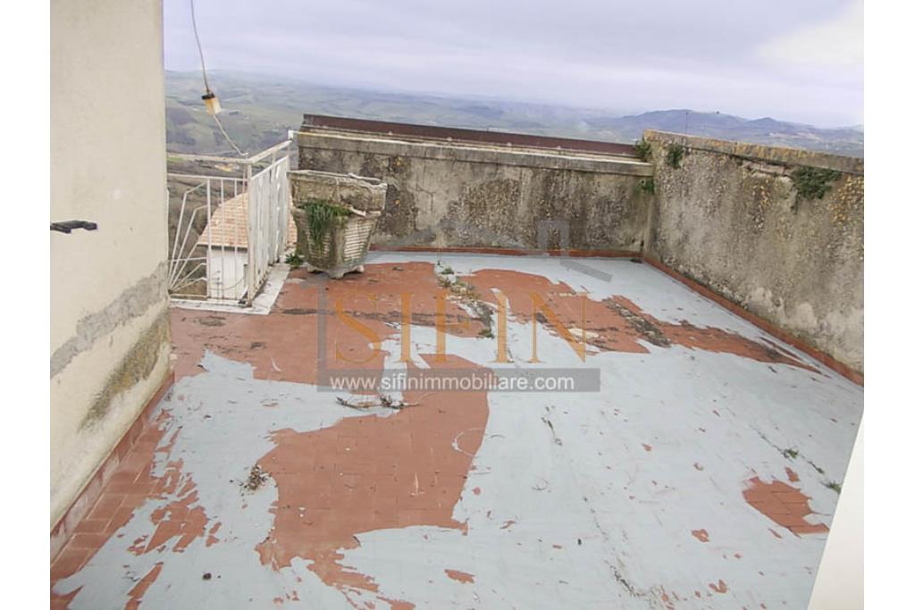 Casa padronale - Casalbore, via F. Gallo, in pieno centro storico e a poca distanza dalla Torre Normanna, proponiamo in vendita casa padronale di mq. 280,00 ca. complessivi 