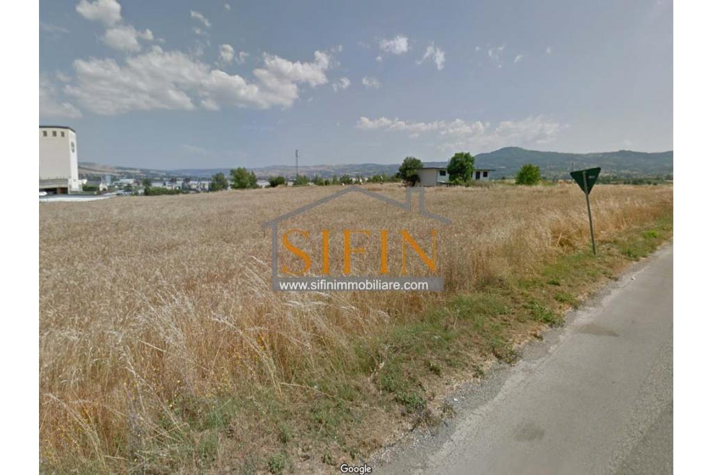 Terreno Edificabile - Grottaminarda - Flumeri (AV) Localit Tre Torri proponiamo in vendita terreno edificabile ad uso commerciale e/o artigianale di mq. 38.000,00 con capannone di mq. 500,00 disposto su due livelli (250+250) con alto indice di edificabilit.