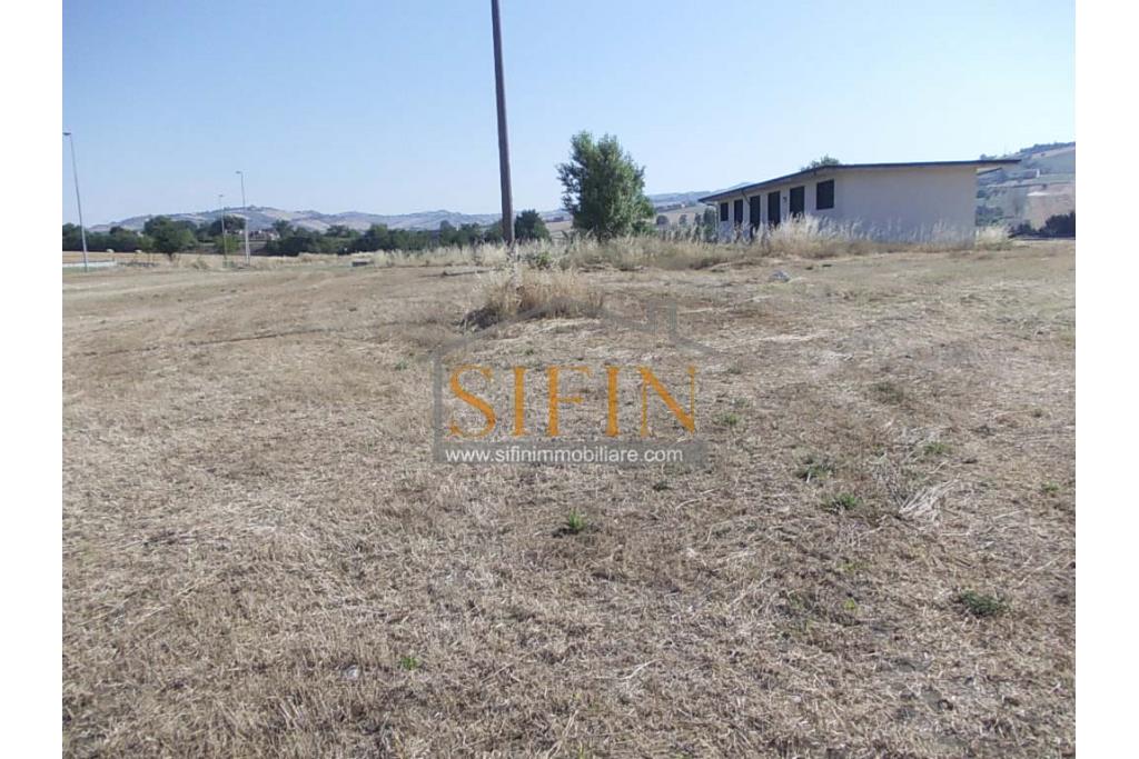Terreno Edificabile - Grottaminarda - Flumeri (AV) Localit Tre Torri proponiamo in vendita terreno edificabile ad uso commerciale e/o artigianale di mq. 38.000,00 con capannone di mq. 500,00 disposto su due livelli (250+250) con alto indice di edificabilit.
