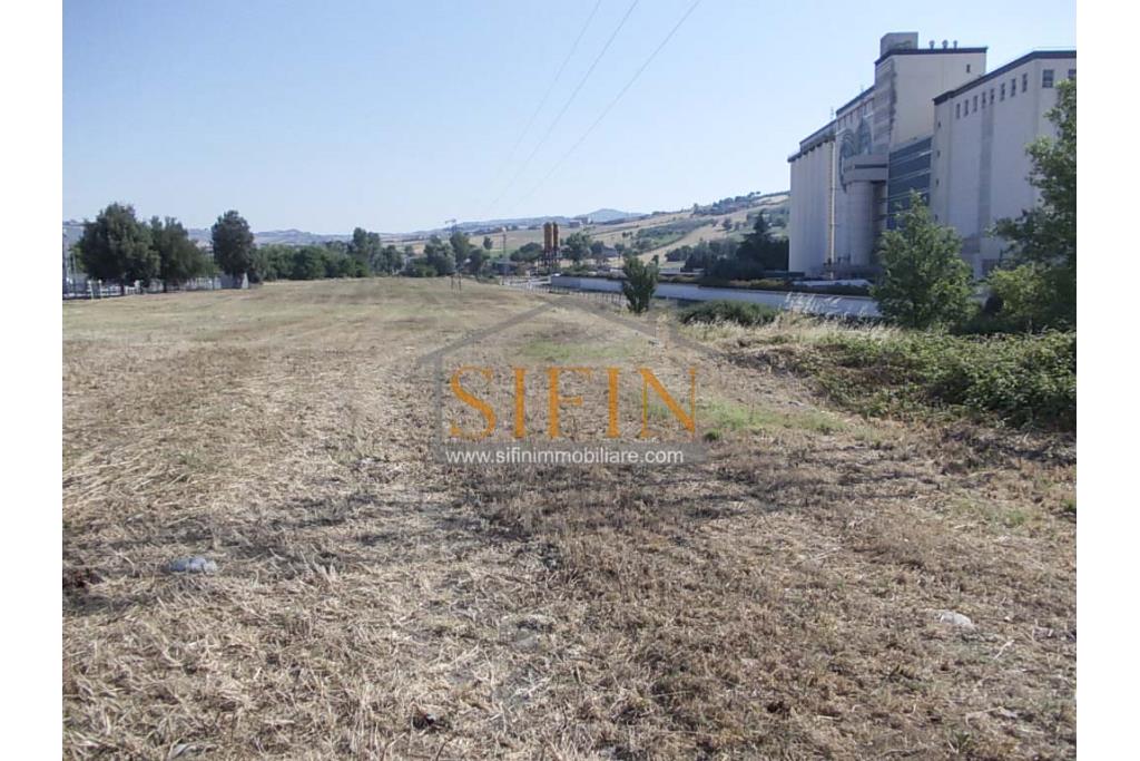 Terreno Edificabile - Grottaminarda - Flumeri (AV) Localit Tre Torri proponiamo in vendita terreno edificabile ad uso commerciale e/o artigianale di mq. 38.000,00 con capannone di mq. 500,00 disposto su due livelli (250+250) con alto indice di edificabilit.