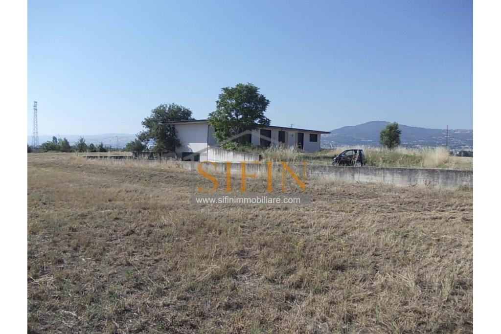Terreno Edificabile - Grottaminarda - Flumeri (AV) Localit Tre Torri proponiamo in vendita terreno edificabile ad uso commerciale e/o artigianale di mq. 38.000,00 con capannone di mq. 500,00 disposto su due livelli (250+250) con alto indice di edificabilit.