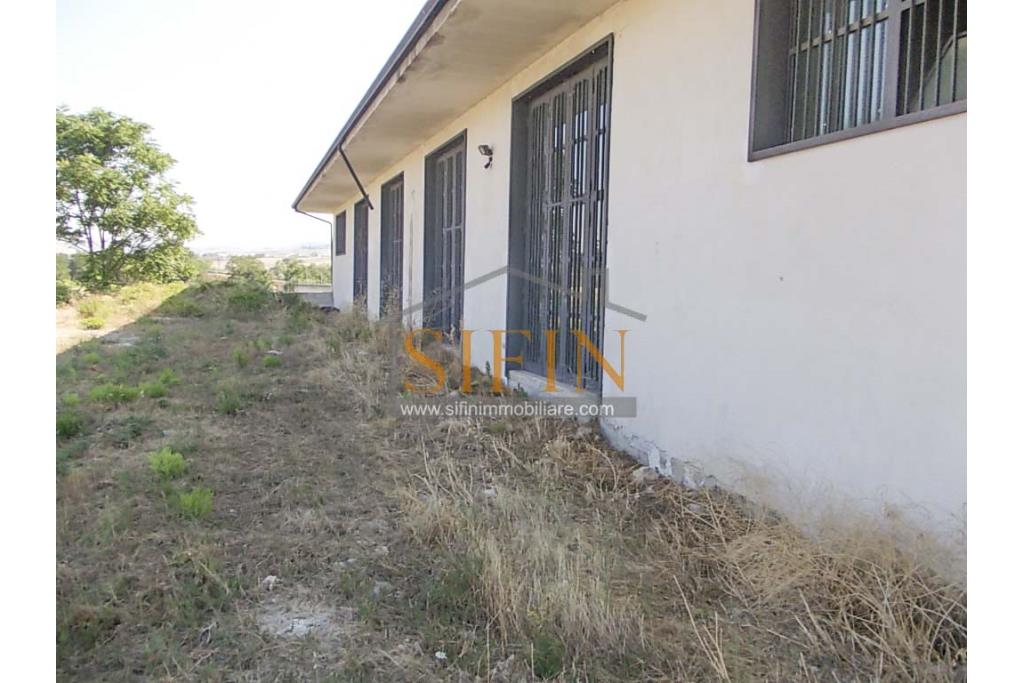 Terreno Edificabile - Grottaminarda - Flumeri (AV) Localit Tre Torri proponiamo in vendita terreno edificabile ad uso commerciale e/o artigianale di mq. 38.000,00 con capannone di mq. 500,00 disposto su due livelli (250+250) con alto indice di edificabilit.