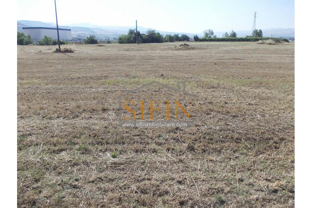 Terreno Edificabile - Grottaminarda - Flumeri (AV) Localit Tre Torri proponiamo in vendita terreno edificabile ad uso commerciale e/o artigianale di mq. 38.000,00 con capannone di mq. 500,00 disposto su due livelli (250+250) con alto indice di edificabilit.