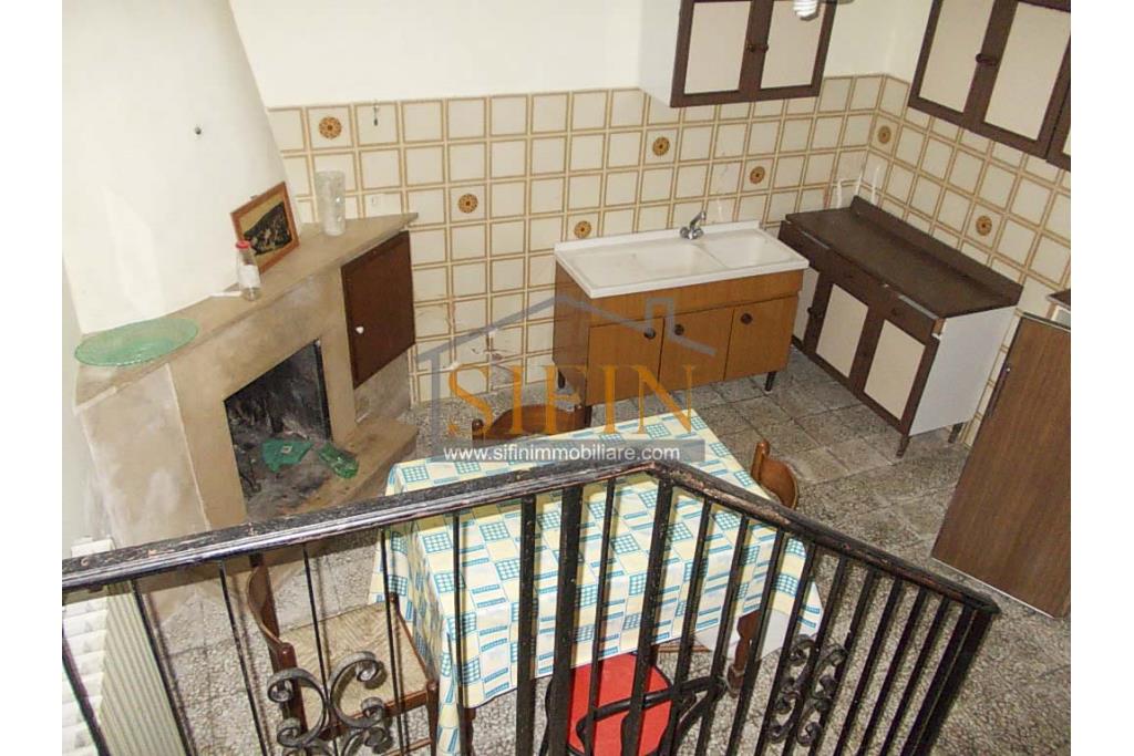 Casa Singola - Casa singola in vendita a Paternopoli (AV) in via Modestino composta da 4 vani e bagno