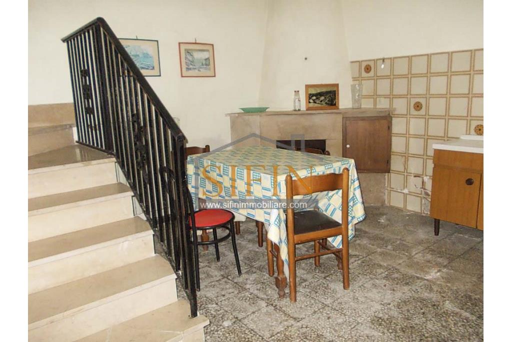 Casa Singola - Casa singola in vendita a Paternopoli (AV) in via Modestino composta da 4 vani e bagno