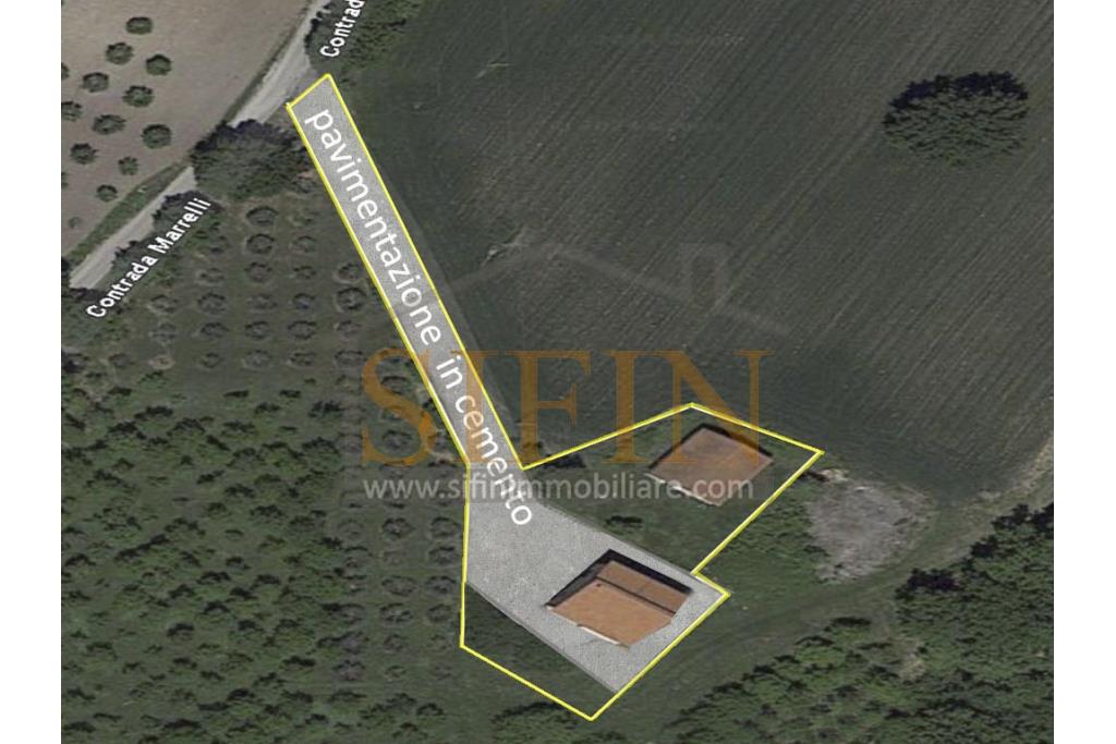 Casa con giardino e dependance - casa singola di complessivi mq. 250,00 ca. di cui mq. 50,00 destinati a garage il tutto circondato da mq. 2.000,00 di corte pavimentata a cemento e piccolo giardino su cui insiste un deposito di mq. 100,00 ca. ideale per la realizzazione di altra villetta indipendente