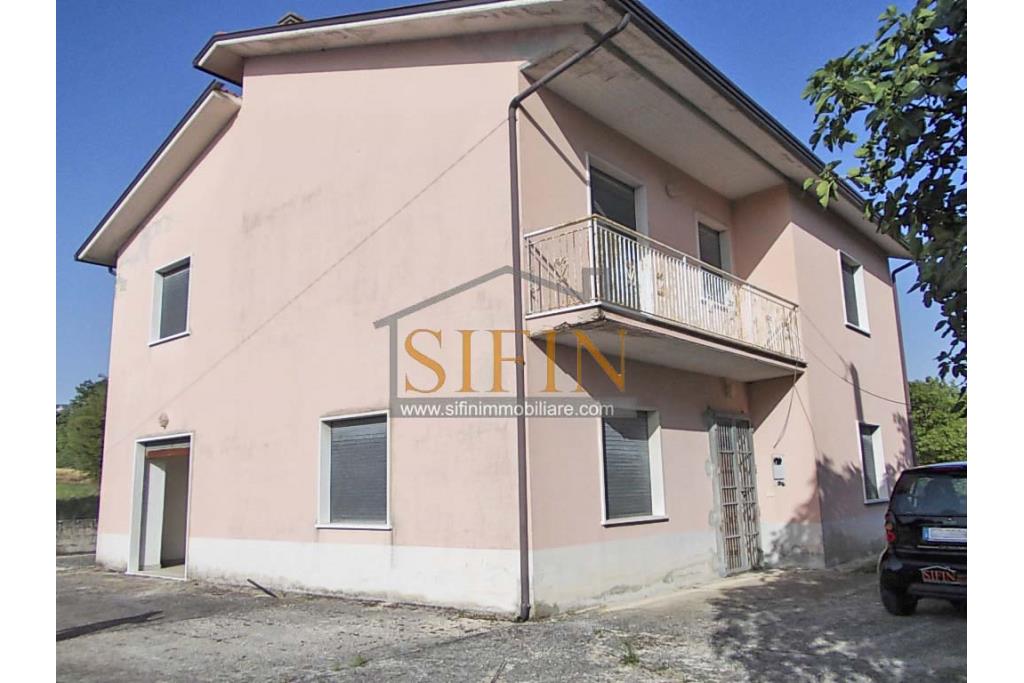 Casa con giardino e dependance - casa singola di complessivi mq. 250,00 ca. di cui mq. 50,00 destinati a garage il tutto circondato da mq. 2.000,00 di giardino su cui insiste un deposito di mq. 100,00 ca. ideale per la realizzazione di altra villetta indipendente