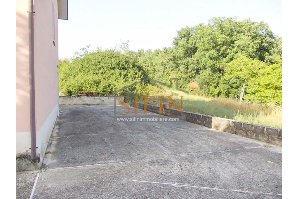 Casa con giardino e dependance - casa singola di complessivi mq. 250,00 ca. di cui mq. 50,00 destinati a garage il tutto circondato da mq. 2.000,00 di giardino su cui insiste un deposito di mq. 100,00 ca. ideale per la realizzazione di altra villetta indipendente
