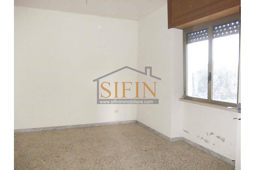 Casa con giardino e dependance - casa singola di complessivi mq. 250,00 ca. di cui mq. 50,00 destinati a garage il tutto circondato da mq. 2.000,00 di giardino su cui insiste un deposito di mq. 100,00 ca. ideale per la realizzazione di altra villetta indipendente