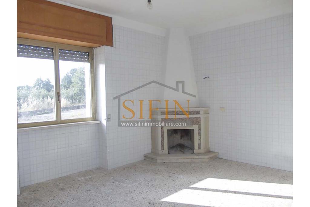 Casa con giardino e dependance - casa singola di complessivi mq. 250,00 ca. di cui mq. 50,00 destinati a garage il tutto circondato da mq. 2.000,00 di giardino su cui insiste un deposito di mq. 100,00 ca. ideale per la realizzazione di altra villetta indipendente