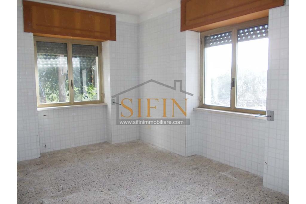 Casa con giardino e dependance - casa singola di complessivi mq. 250,00 ca. di cui mq. 50,00 destinati a garage il tutto circondato da mq. 2.000,00 di giardino su cui insiste un deposito di mq. 100,00 ca. ideale per la realizzazione di altra villetta indipendente